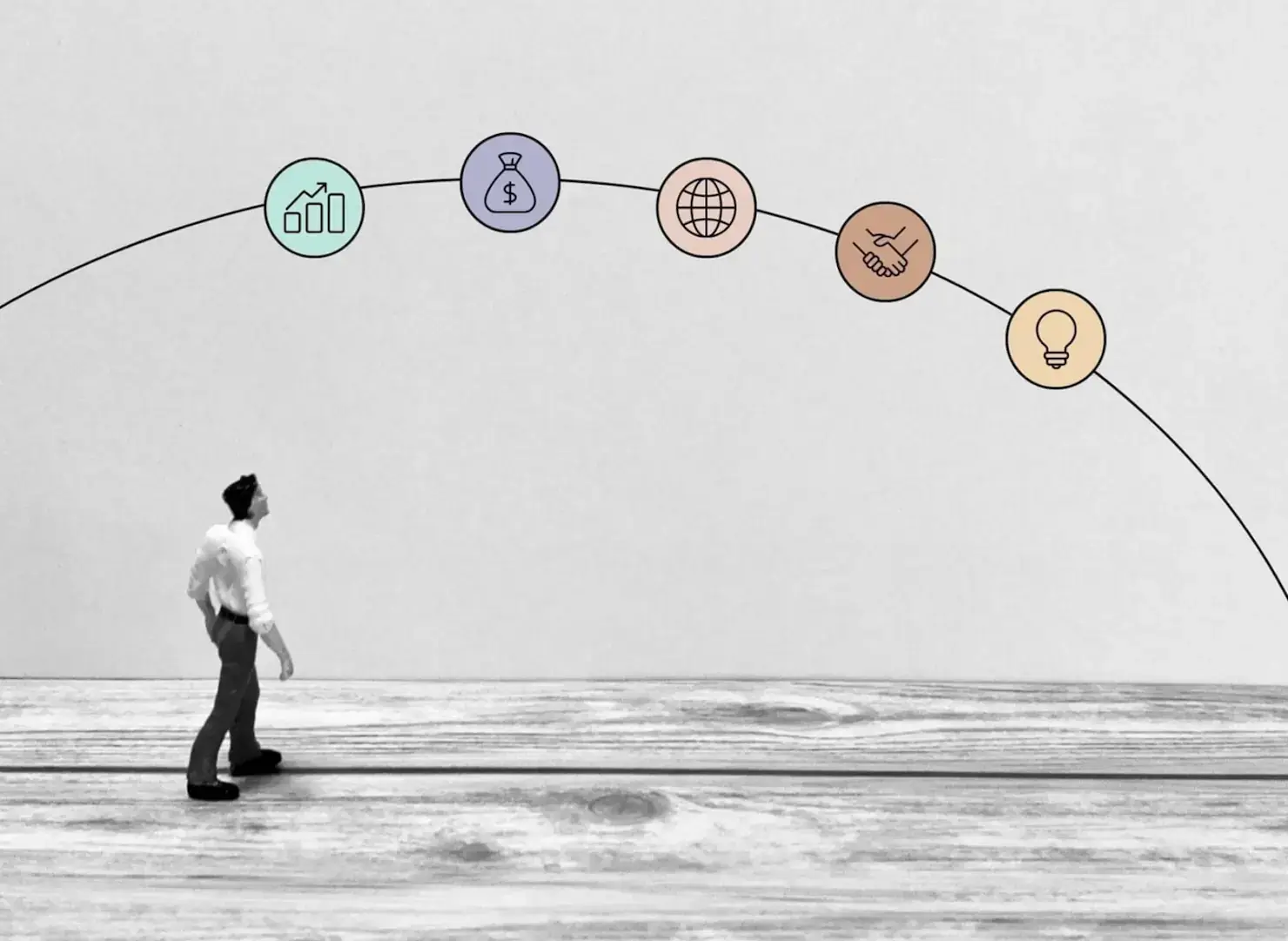 男性が弧を描くマークを見上げる