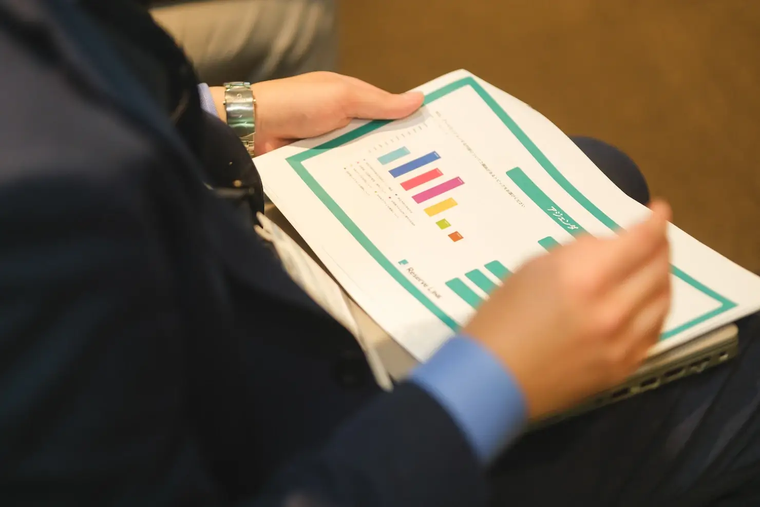 金融機関向けセミナー資料を持つ手