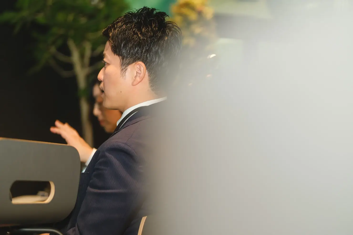 セミナーで質問をする男性