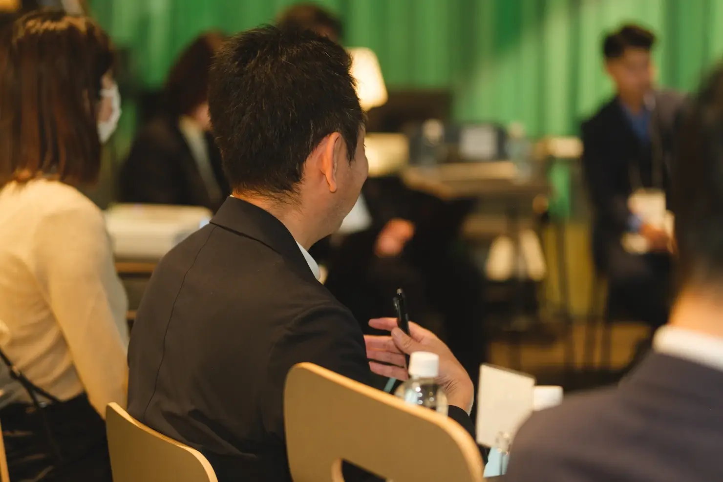 セミナーに参加する男性