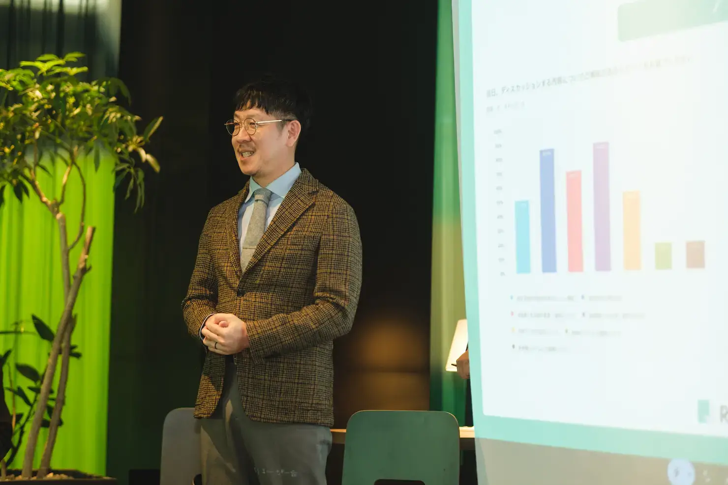 セミナーに登壇する男性