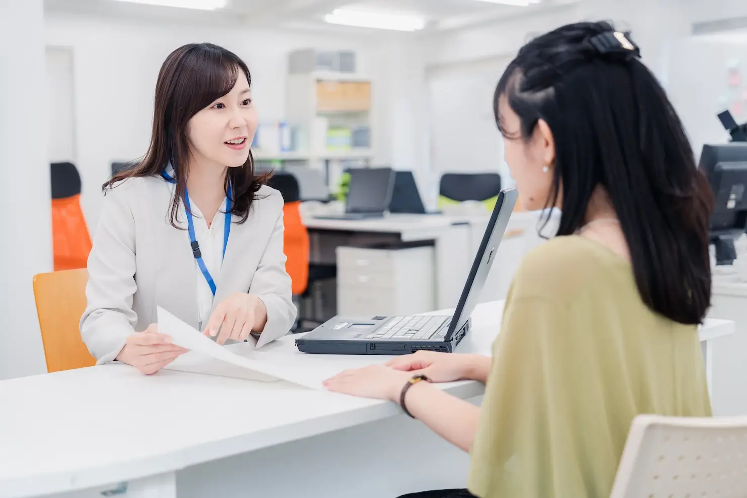 カウンター越しに相談をしている様子